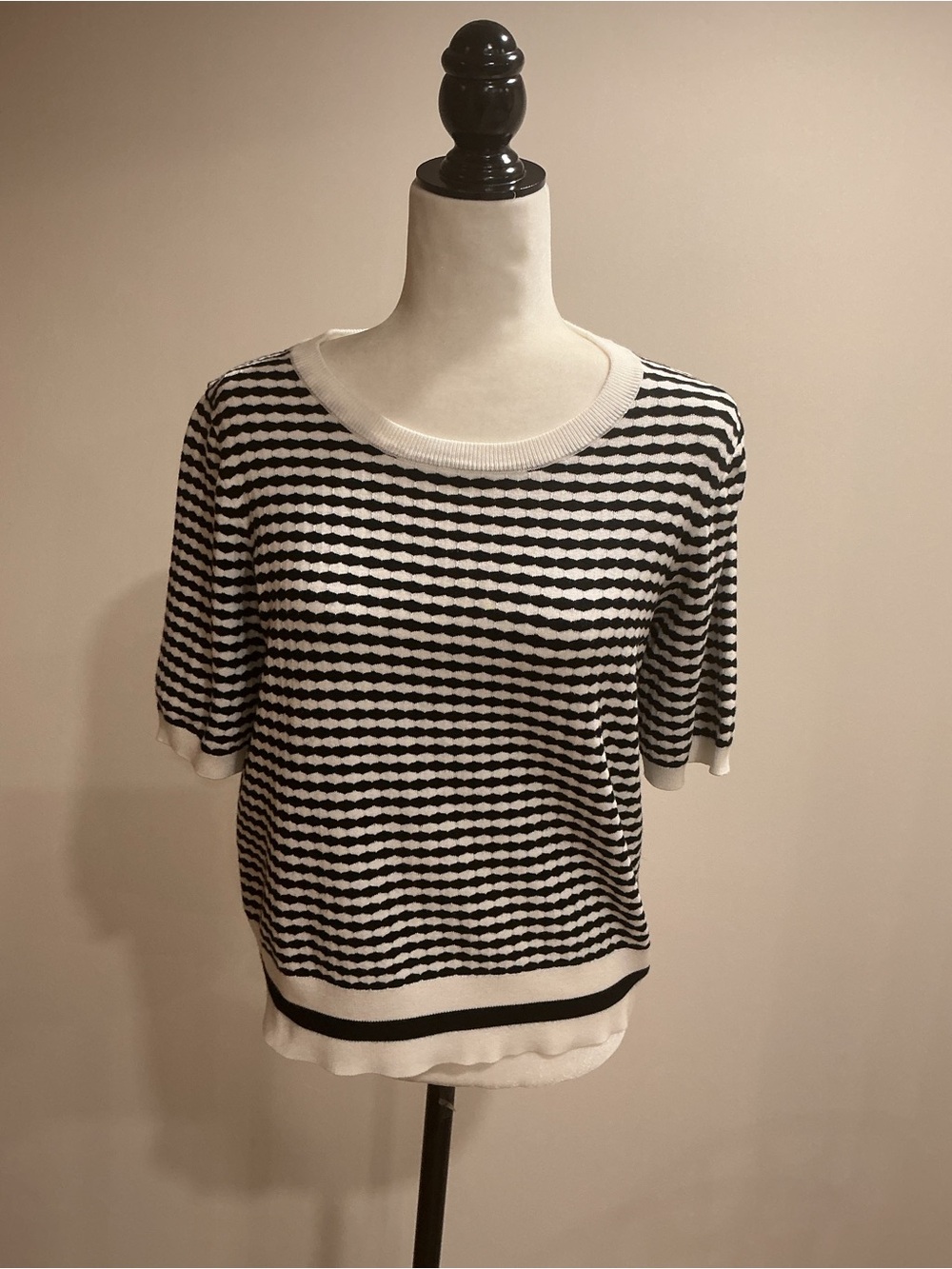Adrianna Papell Black & White Patterned Short-Sleeve Knit Top size medium